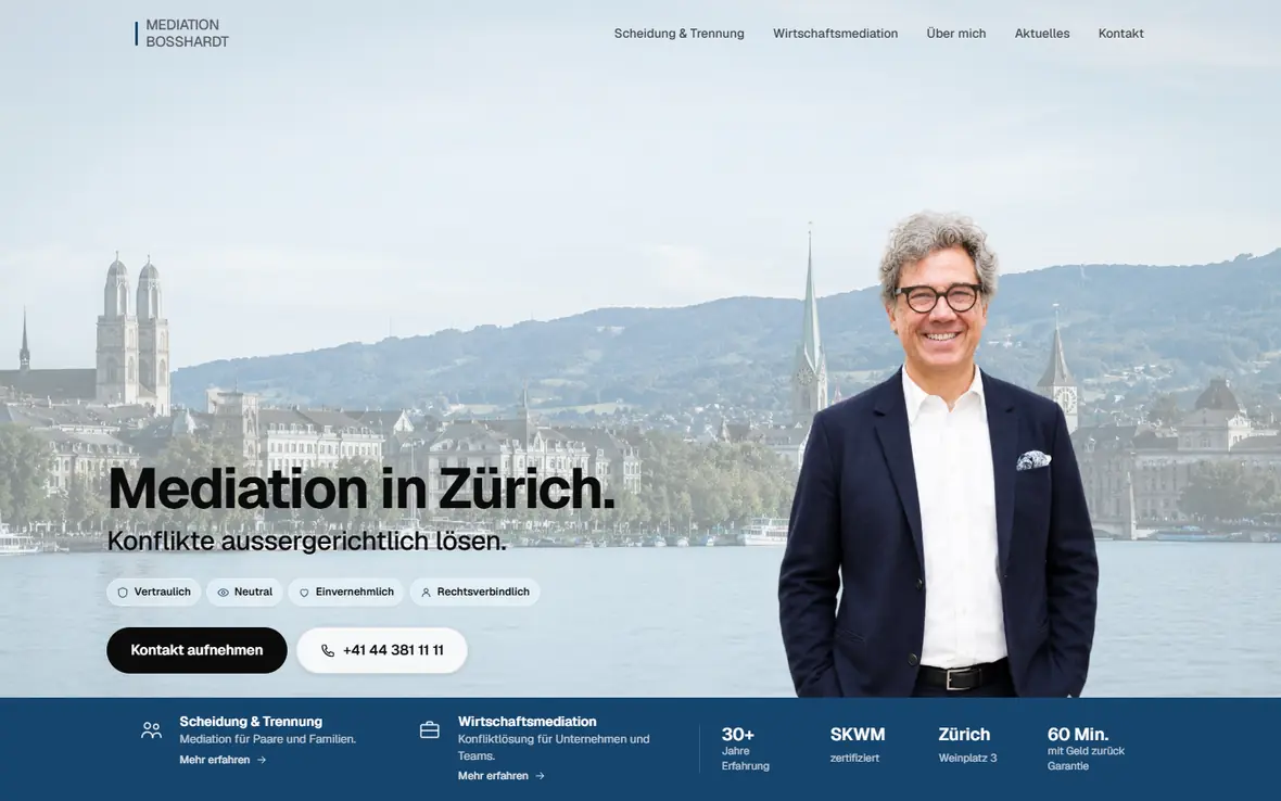 Startseite von mediationbosshardt.ch: Mediator vor dem Zürichsee mit Grossmünster, Titel «Mediation in Zürich».